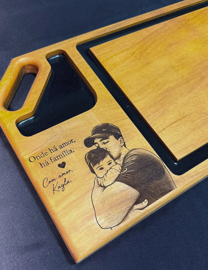 Tábua 50x28 gravada com foto de pai e bebê e a frase Onde há amor, há família