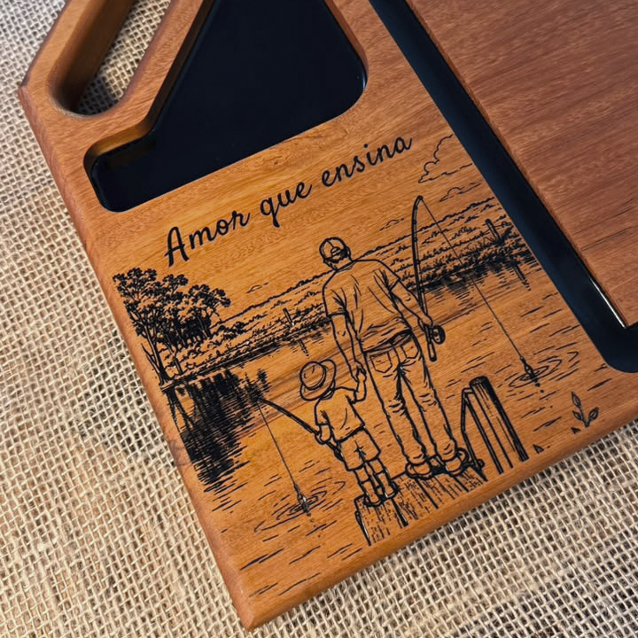 Tábua 50x28 gravada com pai e filho pescando e a frase Amor que ensina