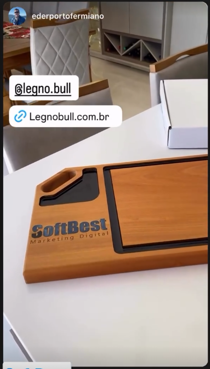 Tábua gravada com o logo da empresa SoftBest sobre a mesa