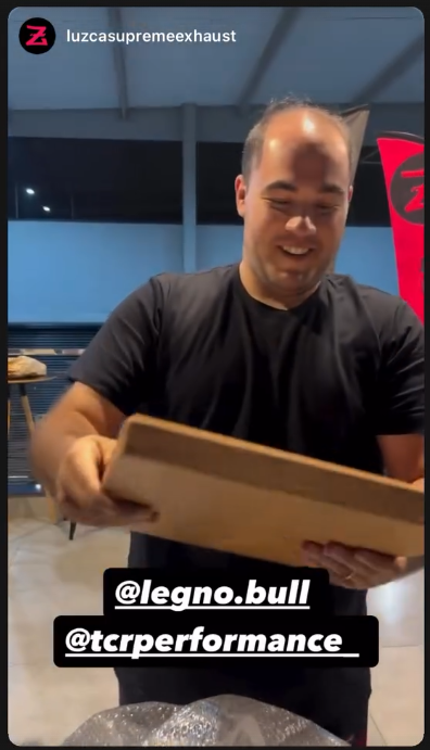 Cliente sorrindo ao tirar a tábua da embalagem